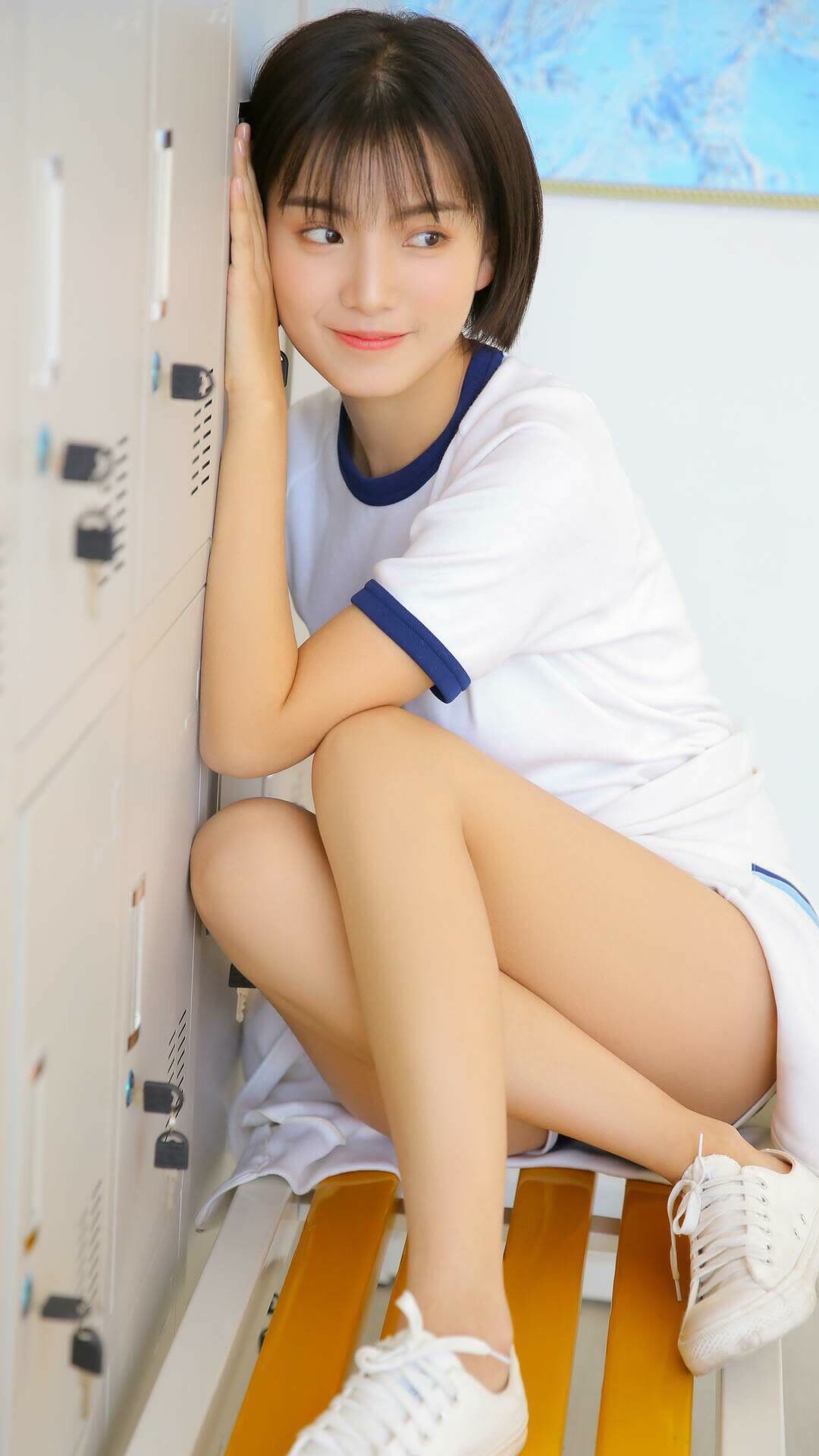 _温暖瞬间：运动员赛后帮助对手站起来_，运动员受伤后继续比赛的精神